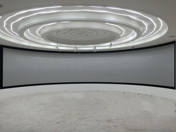 Dernières nouvelles de l'entreprise Ce qui est écran de projection incurvé par simulation